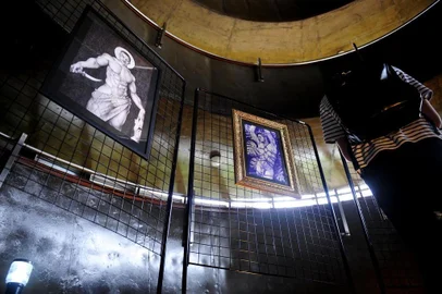 CAXIAS DO SUL, RS, BRASIL, 29/11/2018Exposição santificados na câmara de veradores. A exposição Santificados, do artista Rafael Dambros, é o resultado de uma pesquisa autônoma de 3 anos sobre a iconografia católica e a sua importância dentro da nossa educação cultural. A pesquisa contou com o auxílio do Dr. Celso Bordignon, além da leitura de diversos livros teóricos e imagéticos sobre o assunto. ¿Santificados¿ reúne 20 obras compostas por desenhos de tamanhos que variam do papel à tela. Técnicas mistas de pintura e traços com base em caneta esferográfica são algumas das características do artista. (Lucas Amorelli/Agência RBS)