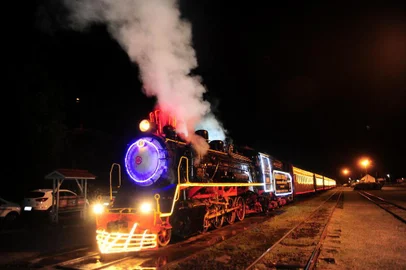  GARIBALDI, RS, BRASIL, 24/11/2018. Natal sobre os trilhos - passeio de Maria Fumaça entre Bento Gonçalves, Garibaldi e Carlos Barbosa. O trem está todo enfeitado com luzes natalinas e ocorrem apresentações musicais contando também, com a presença do Papai Noel. Na foto, parada na estação férrea de Garibaldi.(Porthus Junior/Agência RBS)