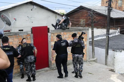  PORTO ALEGRE, RS, BRASIL - 30/11/2018 - Ação conjunta contra o tráfico de drogas, que envolveu mais de 500 agentes, a Polícia Civil e a Brigada Militar bloquearam na manhã desta sexta-feira (30) os principais acessos a duas grandes comunidades da zona leste de Porto Alegre: a vila Maria da Conceição e o Campo da Tuca.