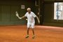 O americano John Powless, de 86 anos, número 1 do mundo, conquistou, nesta sexta-feira, o troféu da categoria 85 anos na 33ª edição do Seniors Internacional de tênis de Porto Alegre, disputado na Associação Leopoldina Juvenil.