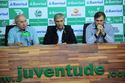  CAXIAS DO SUL, RS, BRASIL, 30/11/2018. Osvaldo Pioner (E), diretor geral de futebol, Walter Dal Zotto Jr (C), presidente do Juventude, anunciam a permanência de Luiz Carlos Winck (D), como técnico para a temporada 2019. (Porthus Junior/Agência RBS)