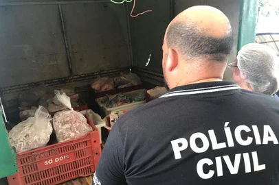 Cerca de uma tonelada de alimentos impróprios para o consumo foi apreendida em Canela na tarde desta sexta-feira em ação conjunta entre a Polícia Civil e a Vigilância Sanitária do município.
