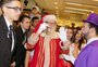 Papai Noel aprende libras para se comunicar com crianças surdas em shopping de São Paulo