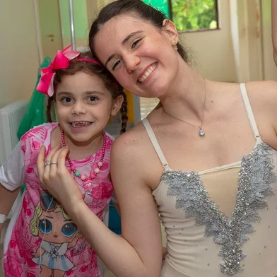 Menina com doença rara recebe visita surpresa de bailarina, em Caxias do Sul