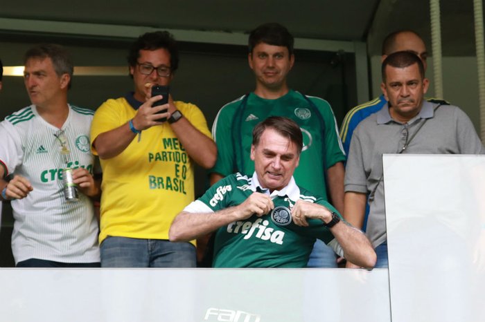 Presidente do Vitória assiste jogo no meio da galera