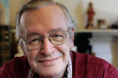 Retrato do escritor e ensaÃ­sta Olavo de CarvalhoVIRGÃNIA, EUA, 06.10.2017 - OLAVO-CARVALHO - Retrato do escritor, conferencista, ensaÃ­sta, jornalista e filÃ³sofo brasileiro, Olavo de Carvalho. Ele Ã© um dos principais representantes do conservadorismo brasileiro. Olavo na casa de um dos seus filhos em Petersburg, na VirgÃ­nia (EUA). (Foto: Vivi Zanatta/Folhapress)Local: RICHMOND ;VA ;ESTADOS UNIDOS DA AMÃ¿R