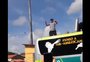 VÍDEO: Lisca sobe no teto de ônibus do Ceará na chegada ao Castelão