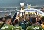 Bolsonaro entrega taça do Brasileirão ao Palmeiras e participa da festa no campo