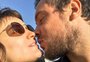 Sergio Guizé e Bianca Bin exibem alianças de compromisso