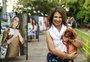 Exposição ao ar livre retrata o carinho entre animais de estimação e seus donos