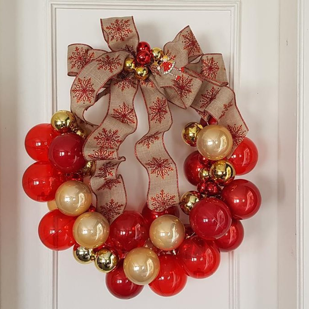 Faça você mesmo: aprenda a montar guirlanda com bolinhas de Natal  reutilizadas | Donna