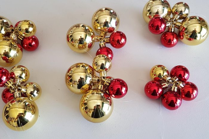 Faça você mesmo: aprenda a montar guirlanda com bolinhas de Natal  reutilizadas | Donna