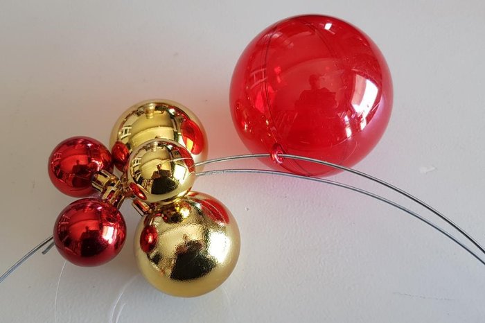 Faça você mesmo: aprenda a montar guirlanda com bolinhas de Natal  reutilizadas | Donna