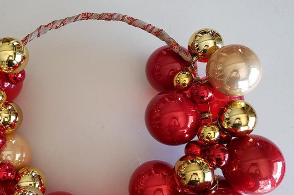 Faça você mesmo: aprenda a montar guirlanda com bolinhas de Natal  reutilizadas | Donna