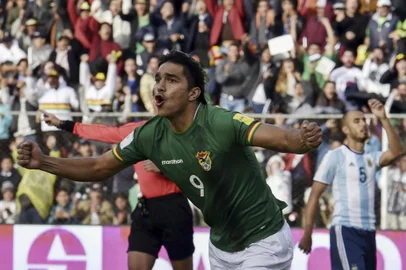 Bolivias forward Marcelo Martins celebrates after scoring against Argentina during their 2018 FIFA World Cup qualifier football match in  La Paz on March 28, 2017. / AFP PHOTO / AIZAR RALDES