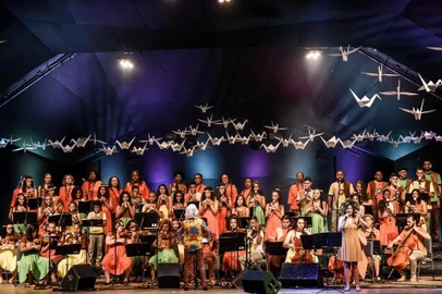 Foto de divulgação do espetáculo Paz & Amor, da Orquestra Villa-Lobos