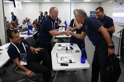 Técnico da Seleção Brasileira, Tite (D) cumprimenta o colega Mano Menezes, sob olhar de Dunga (E). Os três gaúchos são alunos do curso Licença Pro, mais alta graduação oferecida a treinadores no Brasil e organizado pela CBF Academy, braço educacional da CBF.