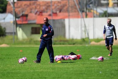  CAXIAS DO SUL, RS, BRASIL, 04/12/2018. Treino da SER Caxias no CT. O Caxias está se preparando para o Gauchão 2019. Na foto, técnico Pingo. (Porthus JUnior/Agência RBS)Indexador: Porthus Junior                  