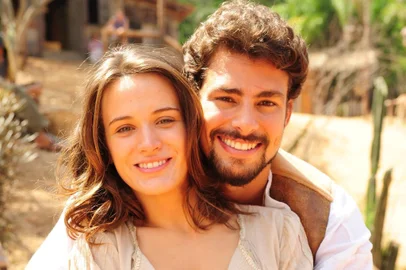 Cap. 9 – Cena 19 – Jesuíno ( Cauã Reymond ) e Açucena ( Bianca Bin ) Cordel Encantado - Jesuíno (Cauã Reymond) e Açucena (Bianca Bin)Créditos obrigatórios: TV Globo / João Miguel Júnior