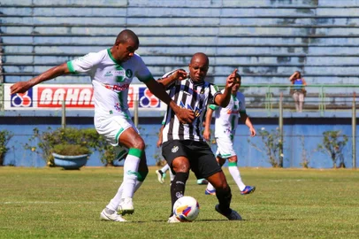 JUIZ DE FORA, MG, BRASIL, 12/07/2015. Tupi x Juventude, jogo válido pela sétima rodada da Série C do Campeonato Brasileiro e realizado no Estário Mário Heleno, em Juiz de Fora (MG). Na foto, atacante Zulu (E). (Felipe Couri/Especial)
