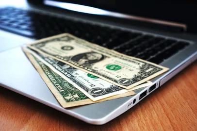 Foto: Pexelscomputer-buy-money-banknotes-163056Importação Donnahttp://cdn.revistadonna.