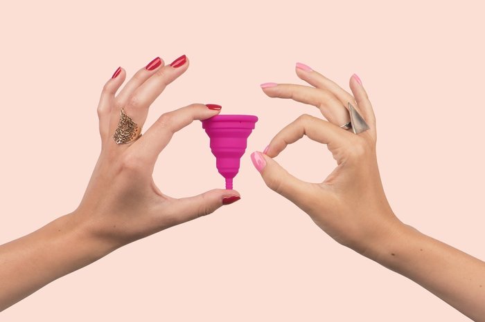 Tema da menstruação. protetores de calcinha femininos com sangue em fundo rosa. vista do topo. postura plana