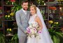 Luiza Possi usa vestido com renda e transparência em seu casamento. Veja detalhes do look da noiva!