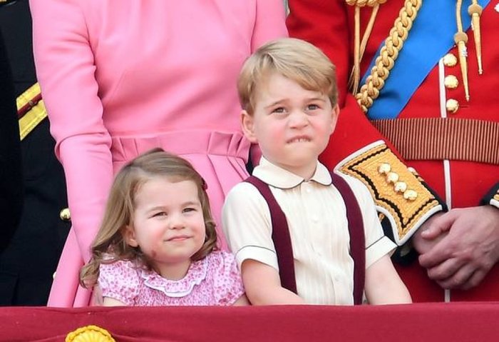 Princesa Charlotte e príncipe George estampam cartão de Natal