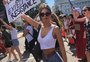 Emily Ratajkowski dá a melhor resposta a críticas por look "sexy demais" em protesto contra o juiz Kavanaugh