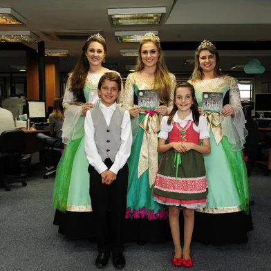  CAXIAS DO SUL, RS, BRASIL, 27/11/2018Comitiva da Bella Festa, de Fagundes Varela, divulga o evento que inicia dia 6 de dezembro. Rainha Paola Roncato de Carli (ao centro), princesas Veridiana Giachini e Maria Carolina Cirena, prefeita Claudia Moreschi Tomé, e os pequenos Picoli Talianeti Luis Henrique Duz Valente e Fernanda Molossi Zandoná. (Lucas Amorelli/Agência RBS)