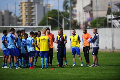  CAXIAS DO SUL, RS, BRASIL, 06/12/2018. Treino do Caxias no campo suplementar. O Caxias está se preparando para o Gauchão 2019. Na foto, técnico Pingo conversa com jogadores. (Porthus Junior/Agência RBS)