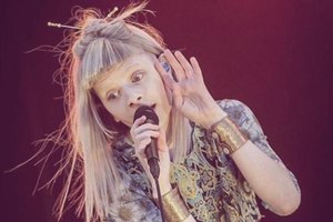 Aurora, cantora norueguesa, grava clipe da música de abertura de 'Deus Salve  o Rei' nos Estúdios Globo