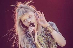 A cantora norueguesa Aurora faz sucesso com a música “Scarborough