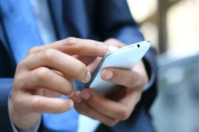 Pra dominar seu celular Você tem certeza que entende, ou até ¿domina¿, seu telefone celular? Eu confesso que não! Eles vem com tantos recursos e aplicativos que chego a ficar tonta ¿ acho até que não uso metade do que ele oferece (e não devo ser a única). Pensando em pessoas como nós, A Univalli São José oferece um curso gratuito neste mês, que vai abordar conceitos de computação móvel, suas aplicações diárias e orientações para a construção de aplicativos em aparelhos com sistema operacional Android.  A formação será ministrada pelo especialista José Gustavo Sandoval e acontecerá no dia 24 de junho, um sábado, das 8h30min às 12h30min, no Campus da Universidade do Vale do Itajaí, no MundoCar Shopping, _ bairro Kobrasol, São José. Inscrições pelo site www.univali.br  e outras informações pelos telefones (48) 3211-2030 ou 3211-2031.