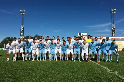Jogo Beneficente da Apae, em Veranópolis, no Antônio David Farina. Na foto, amigos do goleiro Cássio (time de branco) contra combinado local.