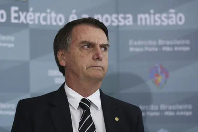 O presidente eleito Jair Bolsonaro fala à imprensa, após receber uma honraria do Exército, a Medalha do Pacificador com Palma, entregue durante audiência fechada no Quartel-General do Exército, em Brasília. Foto: José Cruz/Agência Brasil