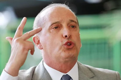 ONYX LORENZONI CONCEDE COLETIVA NO CCBB, EM BRASÍLIA.DF - ONYX-LORENZONI-CCBB - GERAL - Deputado Onyx Lorenzoni (DEM-RS), futuro ministro-chefe da Casa Civil no governo de Jair Bolsonaro, concede coletiva no Centro Cultural Banco do Brasil (CCBB), onde ocorrem as reuniões da equipe de transição, em Brasília (DF), na manhã desta quarta-feira (14). 14/11/2018 - Foto: FáTIMA MEIRA/FUTURA PRESS/FUTURA PRESS/ESTADÃO CONTEÚDOEditoria: GERALLocal: BRASÍLIAIndexador: FáTIMA MEIRAFotógrafo: FUTURA PRESS