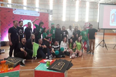 O Colégio Mutirão venceu a gincana Q.I. Fundação Marcopolo  na categoria Ensino Fundamental, em Caxias do Sul. O evento educacional ocorre na tarde deste sábado e reúne oito escolas da região. 