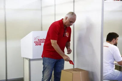  Marcelo Medeiros confirmando seu voto na eleição do Internacional.