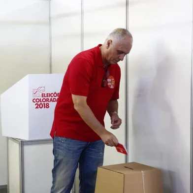  Marcelo Medeiros confirmando seu voto na eleição do Internacional.