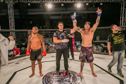 A 14ª edição do JVT Championship foi realizada no sábado (8), no Ginásio do Vascão em Caxias. Na foto, Marcus Tatu (D) venceu Maiquel Falcão (E).
