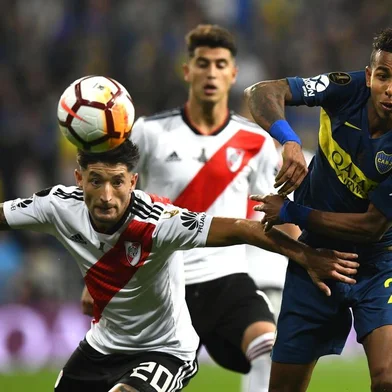  River Plate's Milton Casco (L) and Boca Juniors' Colombian Sebastian Villa vie for the ball during the second leg match of their all-Argentine Copa Libertadores final, at the Santiago Bernabeu stadium in Madrid, on December 9, 2018. (Photo by Gabriel BOUYS / AFP)Editoria: SPOLocal: MadridIndexador: GABRIEL BOUYSSecao: soccerFonte: AFPFotógrafo: STF