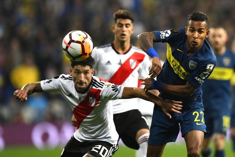  River Plate's Milton Casco (L) and Boca Juniors' Colombian Sebastian Villa vie for the ball during the second leg match of their all-Argentine Copa Libertadores final, at the Santiago Bernabeu stadium in Madrid, on December 9, 2018. (Photo by Gabriel BOUYS / AFP)Editoria: SPOLocal: MadridIndexador: GABRIEL BOUYSSecao: soccerFonte: AFPFotógrafo: STF