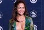 Vestido verde de Jennifer Lopez ganha nova versão em desfile da Versace