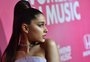 Ariana Grande desabafa em discurso emocionante ao receber o prêmio de Mulher do Ano
