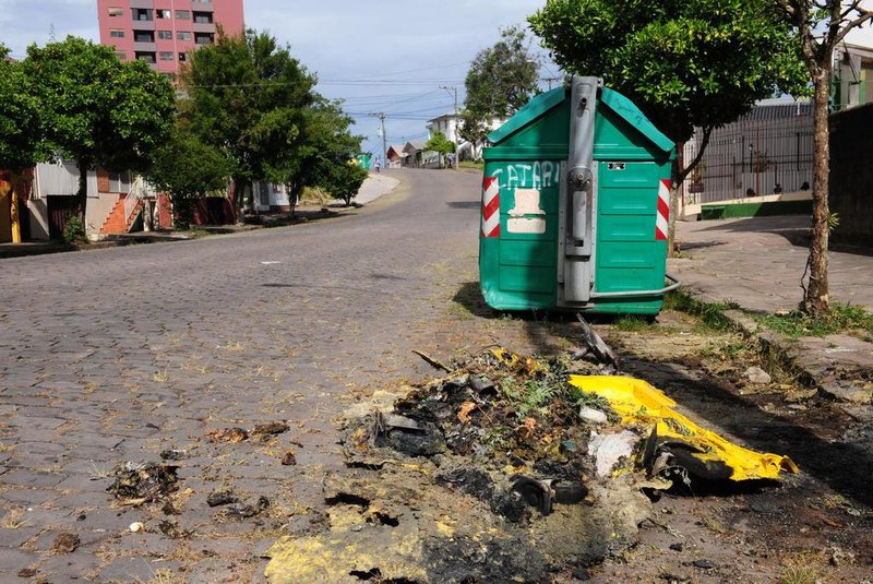  CAXIAS DO SUL, RS, BRAIL (19/12/2016). Conteiner Incendiado na rua José´Gollo, bairro Marechal Floriano. Família Pedrosa. (Roni Rigon/Pioneiro)