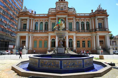  PORTOALEGRE-RS-BR - 07.12.2018 Fonte Talavera de La Reina , monumento em frente da prefeitura de Porto Alegre, esta desligado e precisando de restauro.FOTÓGRAFO: TADEU VILANI AGÊNCIARBS