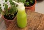 Receita refrescante e saudável de suco de abacaxi, rúcula e manjericão