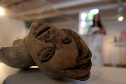 CAXIAS DO SUL, RS, BRASIL, 11/12/2018 - Com curadoria de Mona Carvalho, exposição no Ordovás apresenta 12 esculturas em cerâmica de artistas gaúchos. (Marcelo Casagrande/Agência RBS)