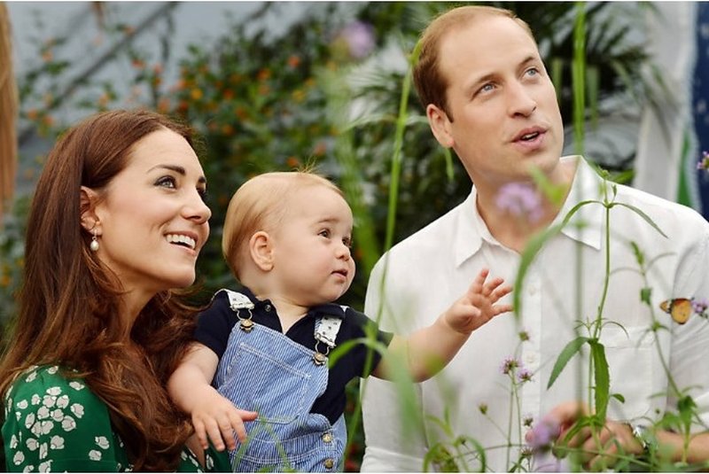 Príncipe George e os pais, William e Kate, em foto oficial em visita ao Museu de História